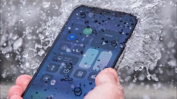 Власти Италии оштрафовали Apple за вводившую в заблуждение рекламу "водонепроницаемости" iPhone 