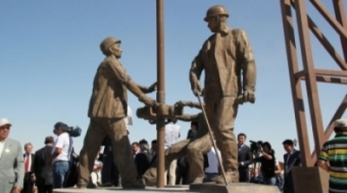 В Казахстане появился первый памятник нефтяникам