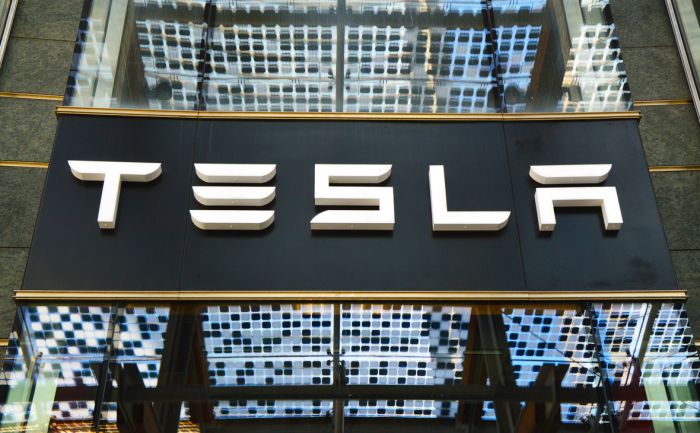 Маск предупредил сотрудников Tesla о рисках обвала акций компании 