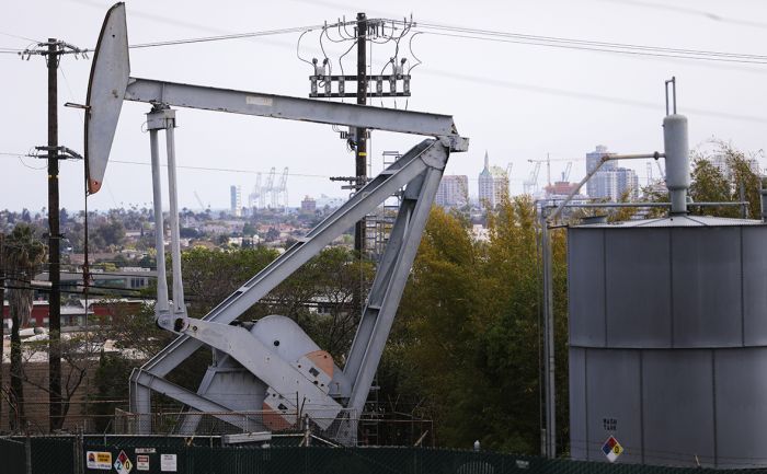 Страны ОПЕК+ решили ослабить сокращение добычи на 25% 