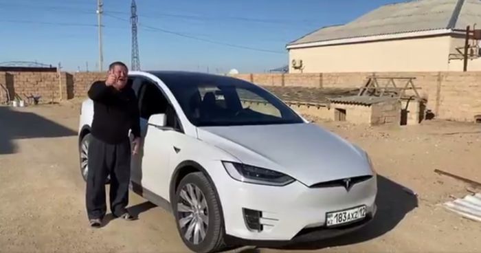 «Танцуй, Tesla!»: Видео с электрокаром в Мангистау понравилось Илону Маску 