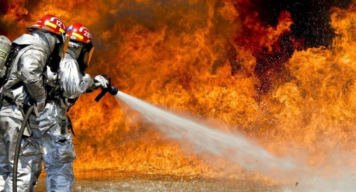Крупный пожар на нефтяном месторождении в России - пламя поднимается на 25 метров 