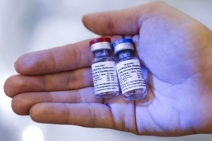 Привитые вакциной "Спутник V" рассказали о разном уровне антител: от превышения нормы до отсутствия