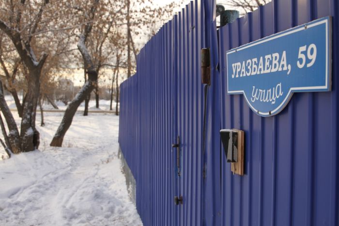 В Уральске жителей частного сектора начали штрафовать за заборы перед домами 
