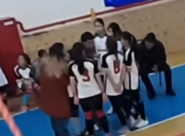 Жестокое обращение тренера по волейболу с подопечными попало на видео в Мангистау