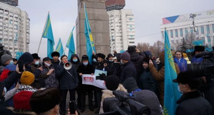 В Алматы сотни человек вышли на несанкционированный митинг