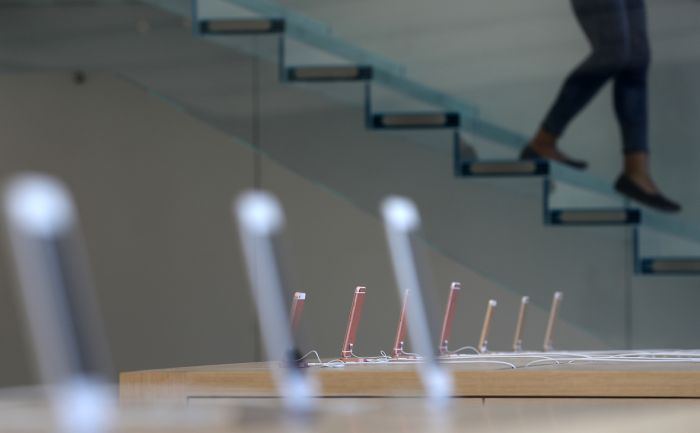 Apple закроет часть магазинов в США и Лондоне из-за COVID-19 