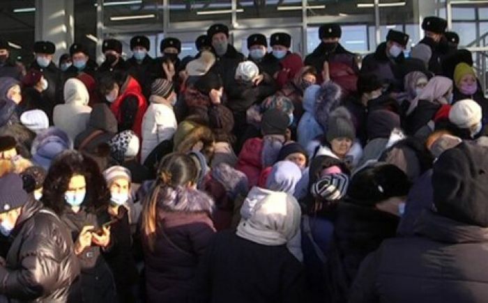 В Шымкенте сотни людей столпились за «бесплатными» коврами