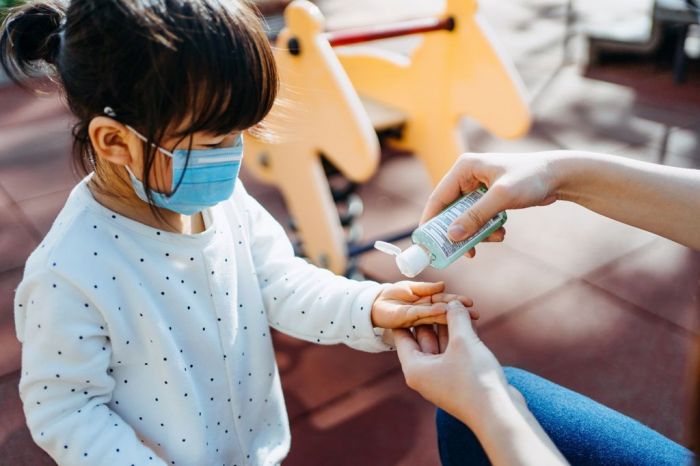 Ученые объяснили большую заразность нового штамма коронавируса для детей 