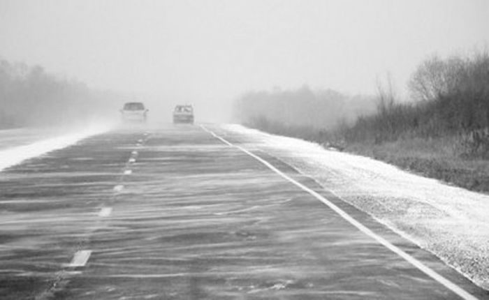 Трассы в Атырауской области были закрыты из-за гололёда 