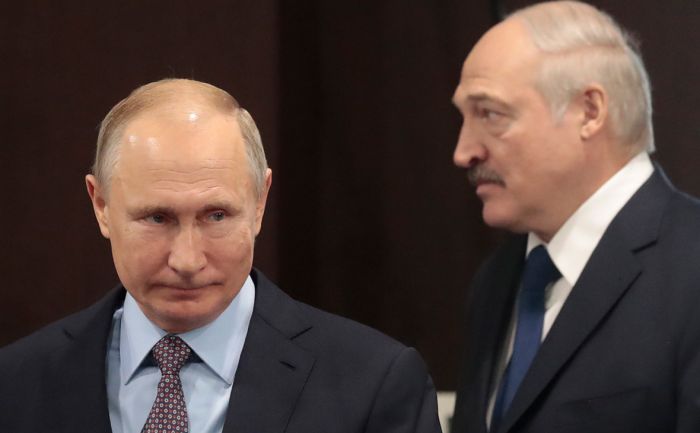 Лукашенко описал связь с Путиным фразой «загнали намертво в одну команду» 