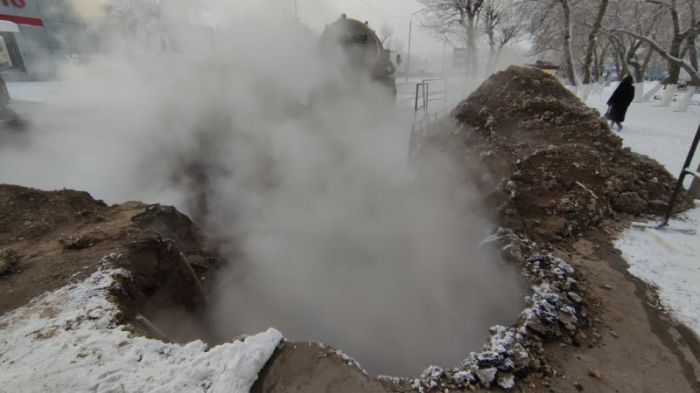 Женщина упала в яму с кипятком после прорыва на теплотрассе в Павлодаре