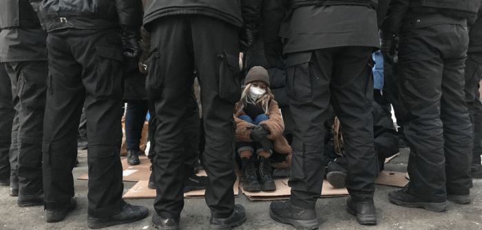 Митингующих в Алматы удерживают в мороз, среди них кормящая мать, сообщается про обморожения 