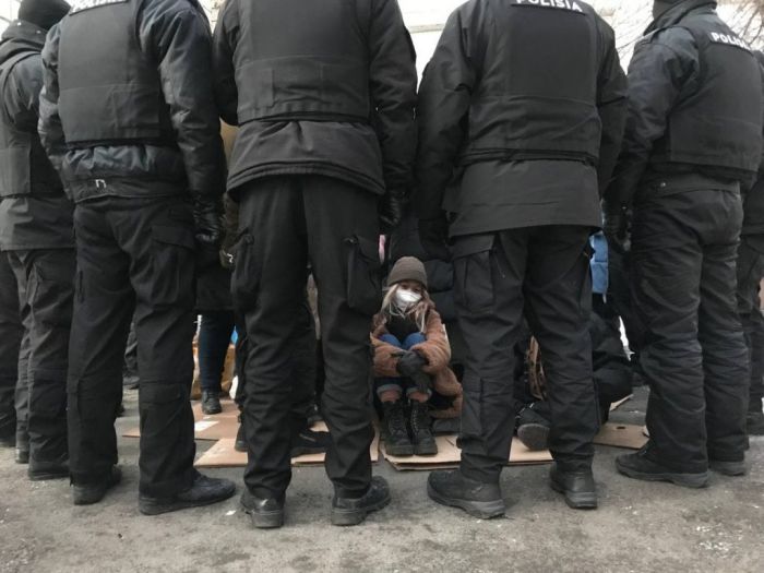 После 7 часов оцепления митингующих в Алматы отпустили; двоих активистов забрала «скорая помощь» 