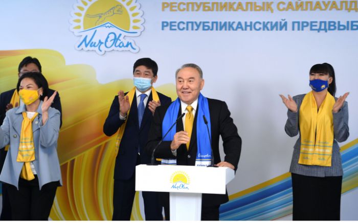 Назарбаев поздравил однопартийцев с победой на выборах