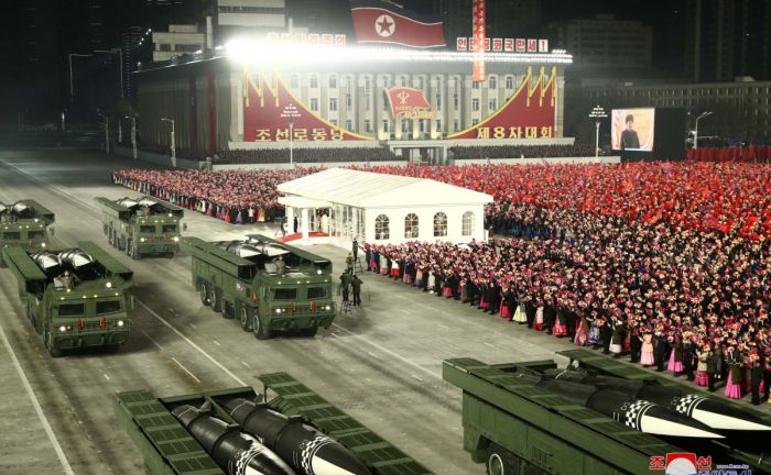 КНДР показала на параде «самое мощное в мире оружие» 