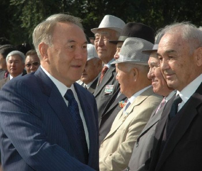 Назарбаев на Кашагане. И на площади перед акиматом
