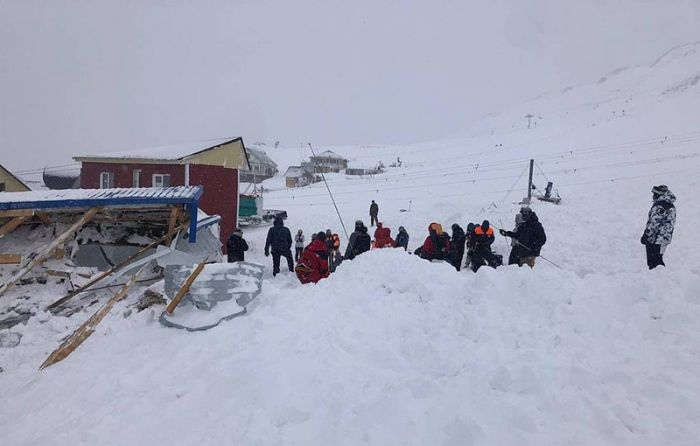 Снежная лавина накрыла горнолыжную трассу. Под снегом могут находиться до 12 человек