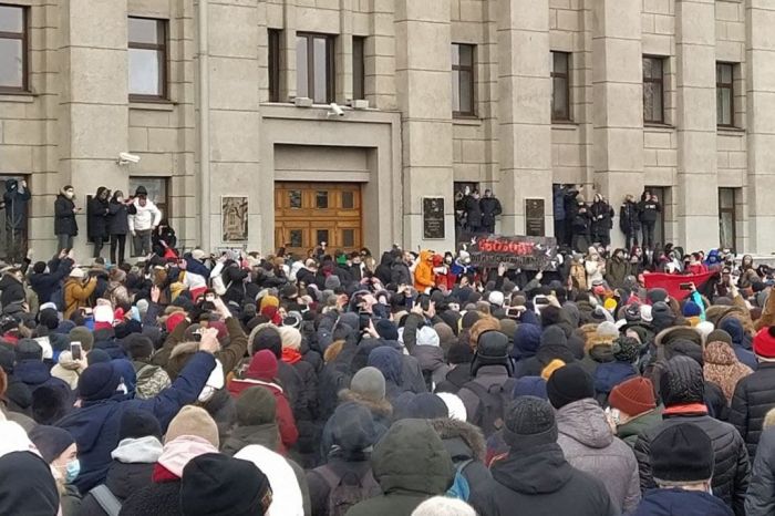 В городах России начались акции протеста в поддержку политика Алексея Навального 