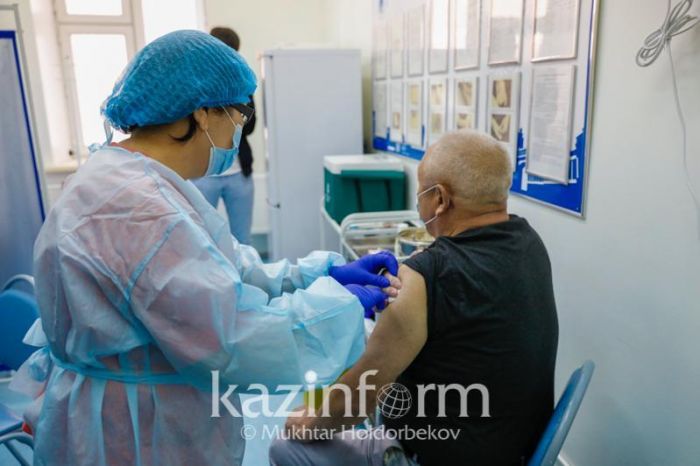 Расширение контингента людей для вакцинации рассматривают в Минздраве РК