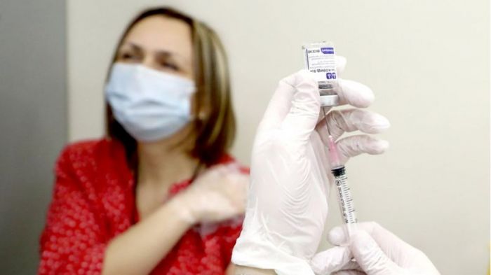 В России переболевшим рекомендуют не вакцинироваться до осени 