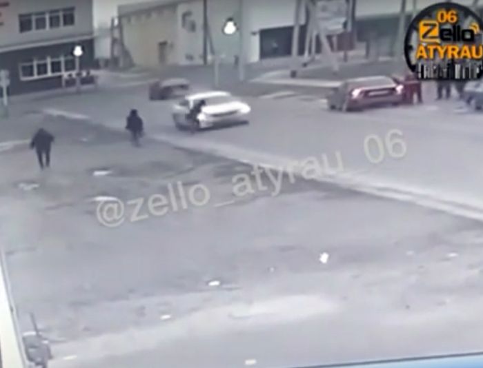 В Атырау пешеход бросился на машину
