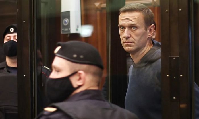 ФСИН просит три с половиной года для Навального. У суда идут задержания