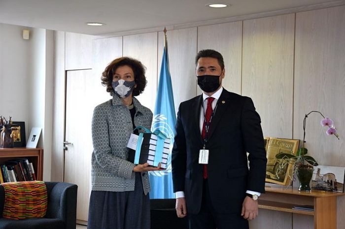 Гендиректору ЮНЕСКО передали сборники произведений Абая на официальных языках ООН