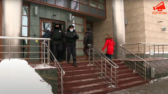 К суду, где слушают дело Навального о клевете на ветерана, подогнали автозаки, полицию и Росгвардию 