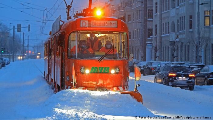 Снегопады и гололед вызвали хаос на дорогах Германии