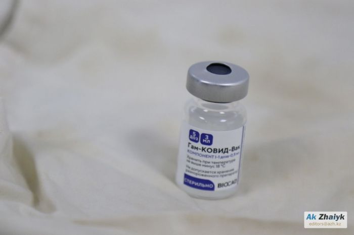 Прививку от коронавируса получили 800 атырауских медиков
