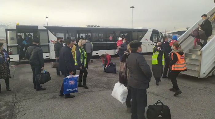 Летевший из Нур-Султана в Шымкент самолет экстренно сел в Алматы 