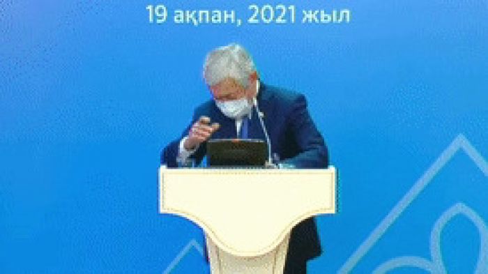 Герб Казахстана отвалился на отчетной встрече Сапарбаева 