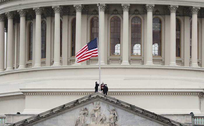 В США на пять дней приспустят флаги в память о жертвах COVID-19 