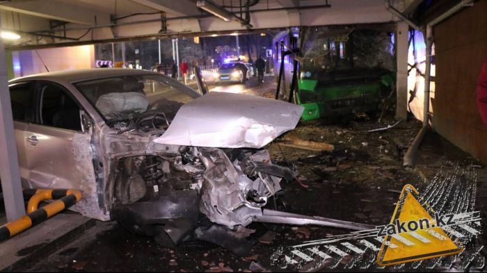 Страшная авария в Алматы: автобус сбил несколько пешеходов и машин 