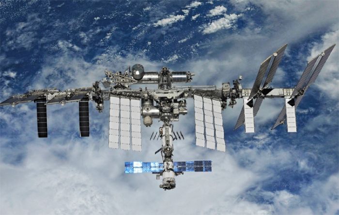Экипаж МКС заделает трещину в российском модуле "Звезда" при помощи клея из смолы