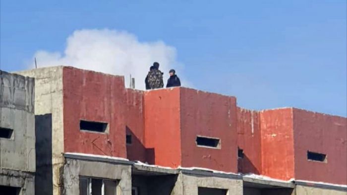 "Полез за подростками". Полицейский упал с крыши недостроенного дома в Алматы 