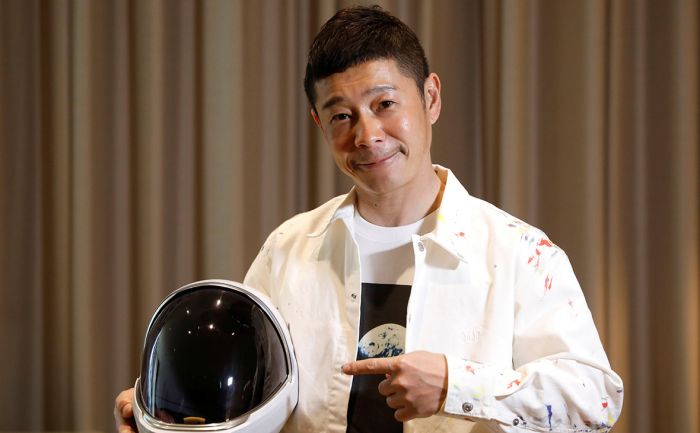 Японский миллиардер выберет восемь человек для совместного полета на Луну 