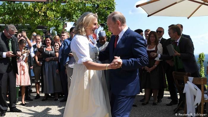Танцевавшую с Путиным экс-главу МИД Австрии выдвинули в совет директоров "Роснефти