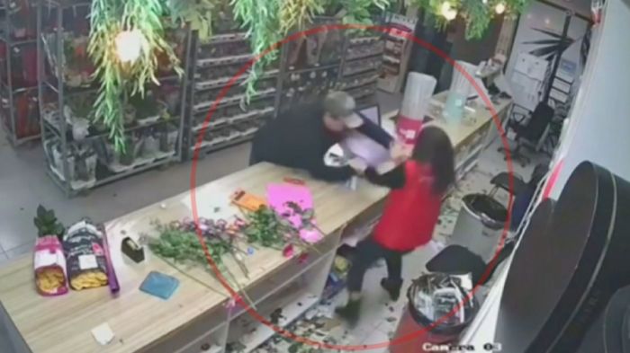 Букет цветов украл пьяный мужчина в Актау