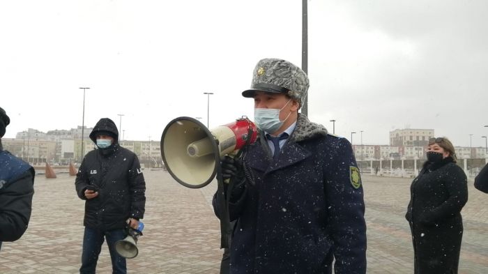 Митинг в Атырау: громкоговоритель  под ухом и «новые корреспонденты»