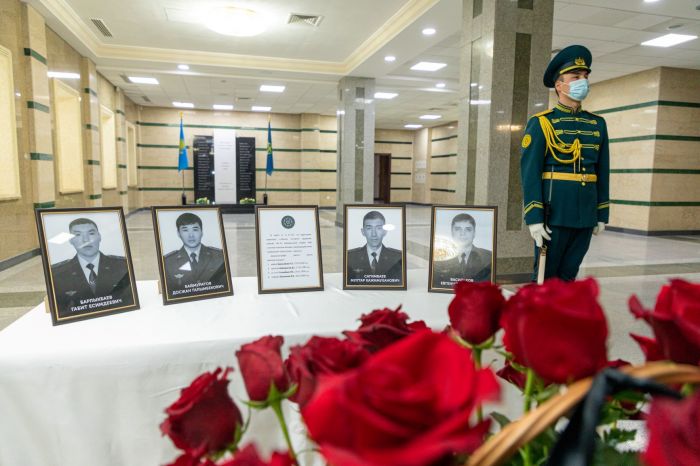 Погибших в авиакатастрофе близ Алматы военных похоронили 