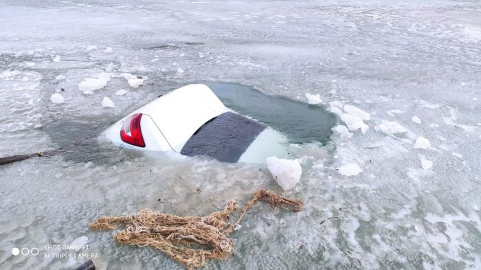 Лёд и для пеших уже опасен, а люди тонут в реке на авто