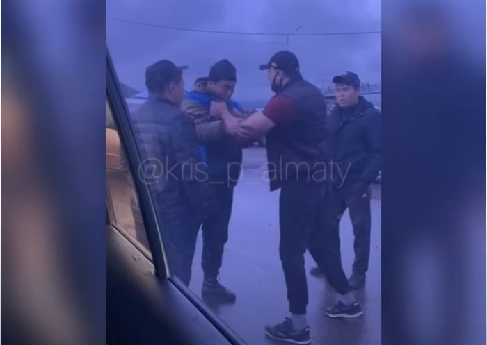 Водитель и парковщик устроили драку на "Алтын Орде" в Алматы - комментарий полиции