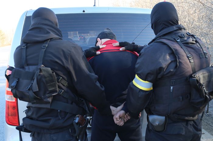Задержание двух мужчин бойцами спецназа попало на видео в Уральске