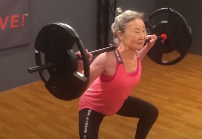 90-летняя японка поднимает штангу и садится на шпагат - видео 
