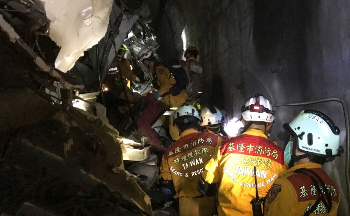 Число жертв крушения поезда на Тайване увеличилось до 48 