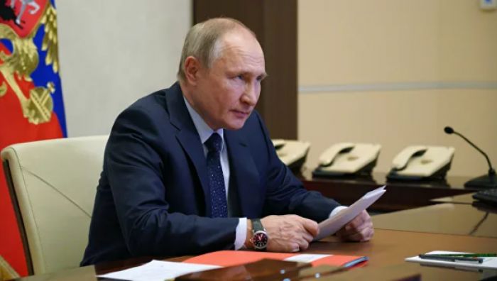 Путин подписал закон о праве претендовать еще на два срока 