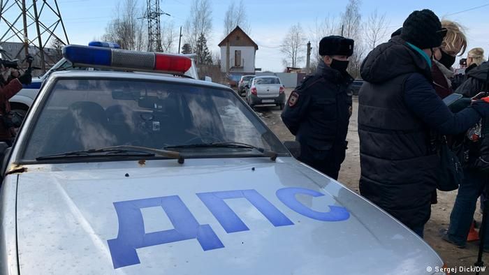 Главу "Альянса врачей" задержали у колонии, где содержится Навальный 