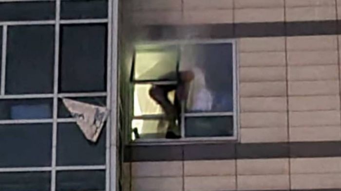 Забаррикадировавшийся в ЖК в Алматы выпрыгнул из окна после стрельбы